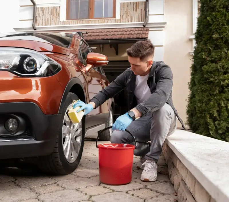 Lavage auto à domicile Mieuxcé : professionnel intervenant sur un véhicule